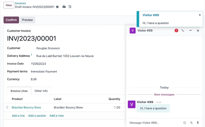Ticket Helpdesk Odoo créé automatiquement par OdooBot depuis une conversation Live Chat avec historique de l'échange client intégré dans la description du ticket