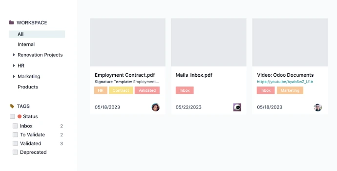 Gestionnaire de documents Odoo avec arborescence de workspaces par département, vignettes de fichiers PDF et vidéo classés par tags Inbox, Validé et Contrat