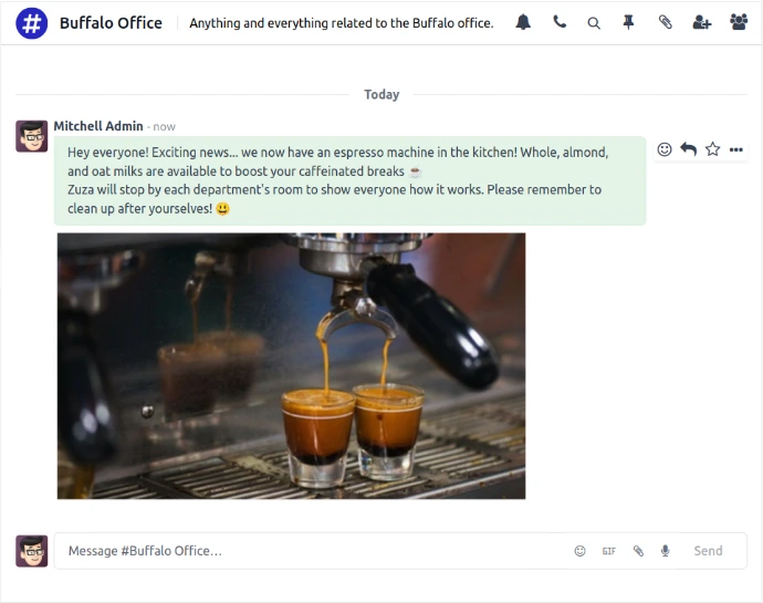 Canal d'équipe Odoo Discussion #Buffalo Office avec message enrichi, image partagée et fil de conversation